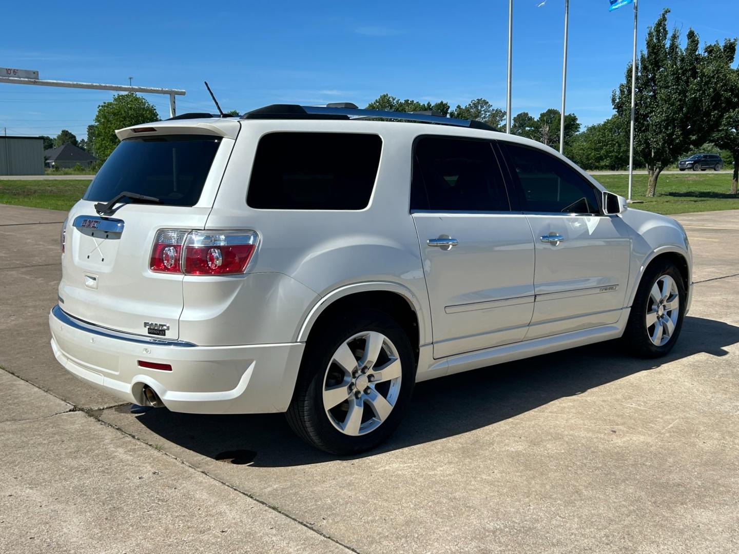 2012 White /TAN GMC Acadia DENALI (1GKKVTED1CJ) , AUTOMATIC transmission, located at 17760 Hwy 62, Morris, OK, 74445, (918) 733-4887, 35.609104, -95.877060 - 2012 GMC ACADIA DENALI IS AWD FEATURES REMOTE START, POWER LOCKS, POWER WINDOWS, POWER SEATS, AM/FM STEREO, DVD PLAYER, BOSE SPEAKERS, DUAL TEMP CONTROL, HEATED AND COOLED FRONT SEATS, BACK UP CAMERA, MULTI-FUNCTION STEERING WHEEL CONTROLS, HEADS UP DISPLAY, 3RD ROW SEATING, LEATHER SEATS, SUN ROOF, - Photo#4